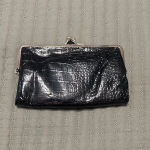 Chic Black Crocodile-Patterned Clutch